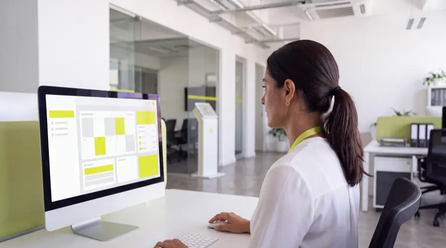 Gestora de recursos humanos acompanhando o painel do Krono no computador